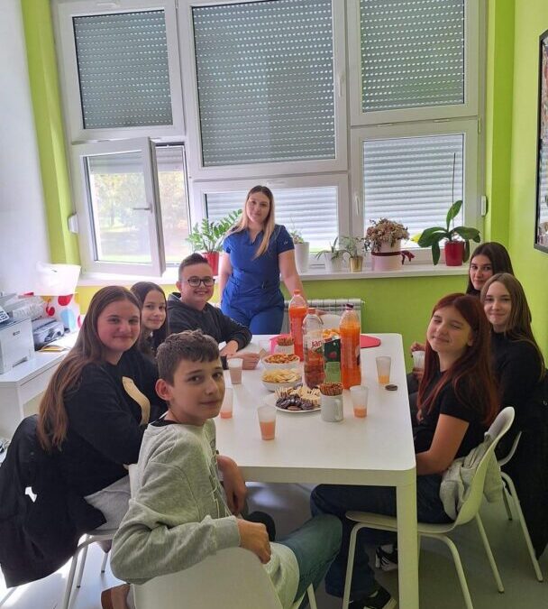 Svjetski dan jabuka: Učenici naše škole jabukama darivali najmlađe pacijente u bolnici