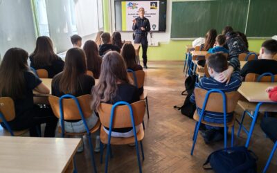 Policijska službenica Irena Held učenicima sedmih razreda održala edukativno predavanje o različitim oblicima nasilja